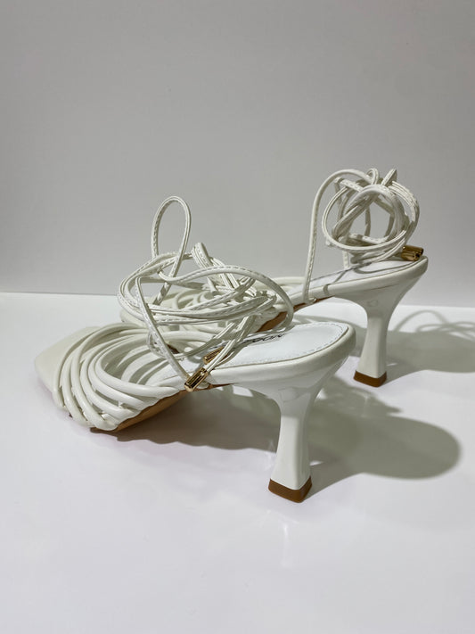 Sandali bianchi con fasce e lacci