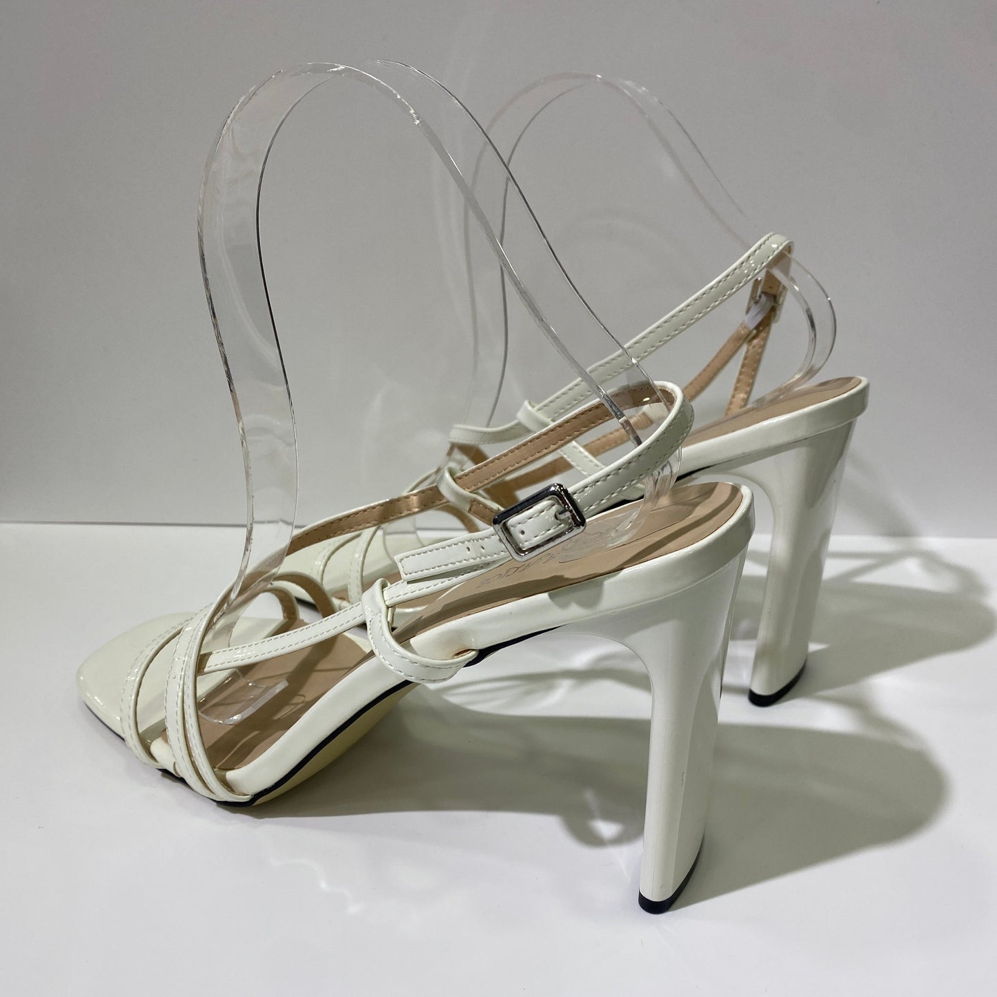 Sandali con tacco sottile in vernice bianca