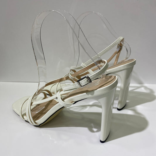 Sandali con tacco sottile in vernice bianca