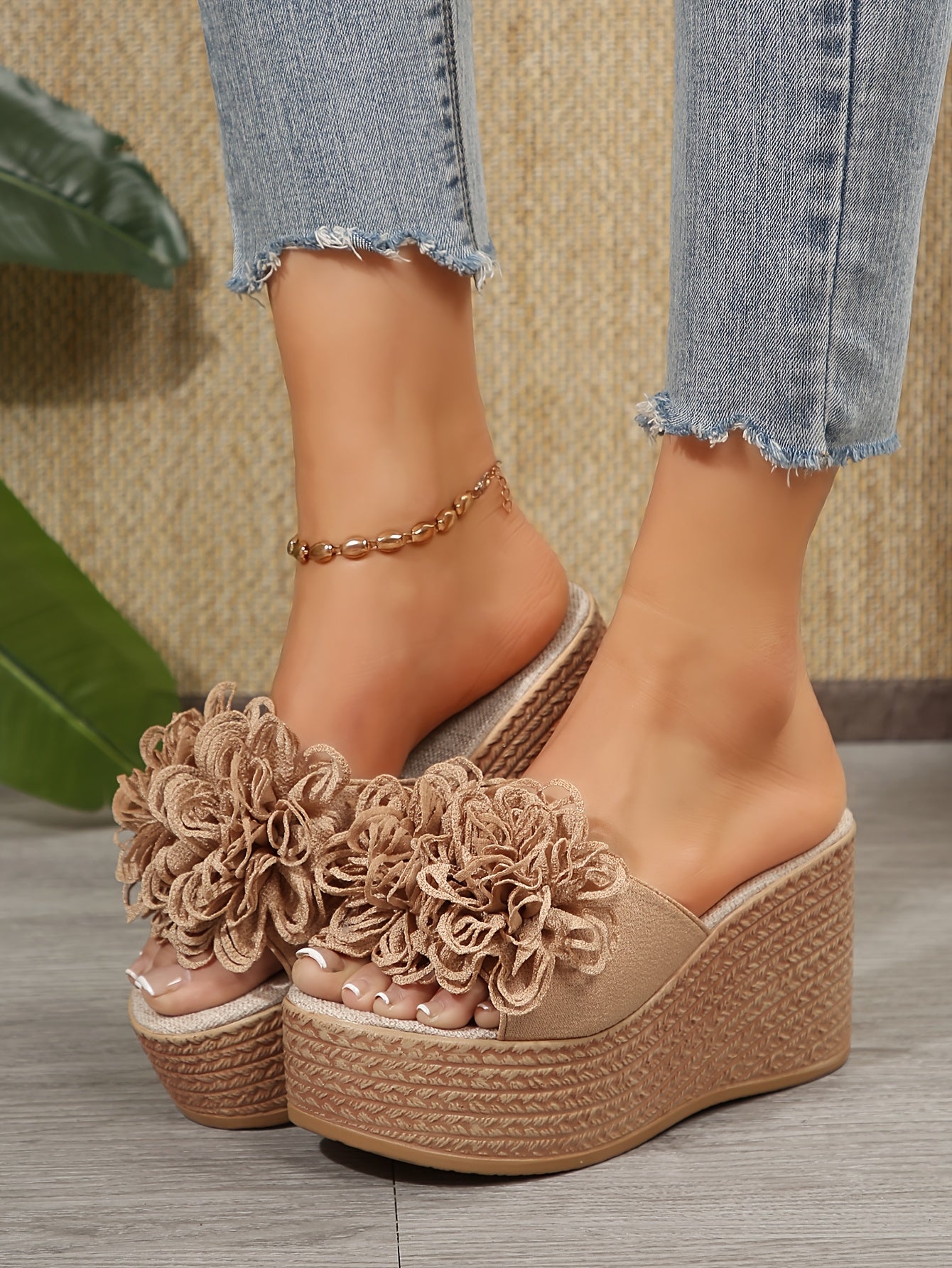 Zeppe con Fiori Applicati e Punta Aperta – Slip-On Estive ZGS