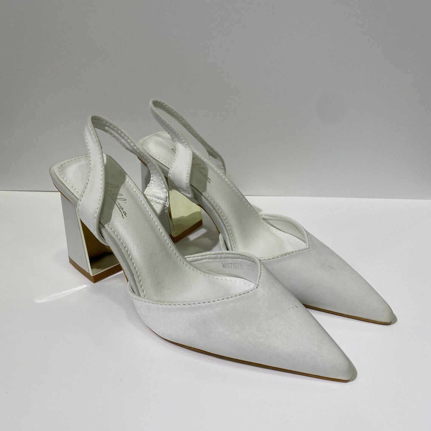 Décolleté in raso bianca con tacco oro