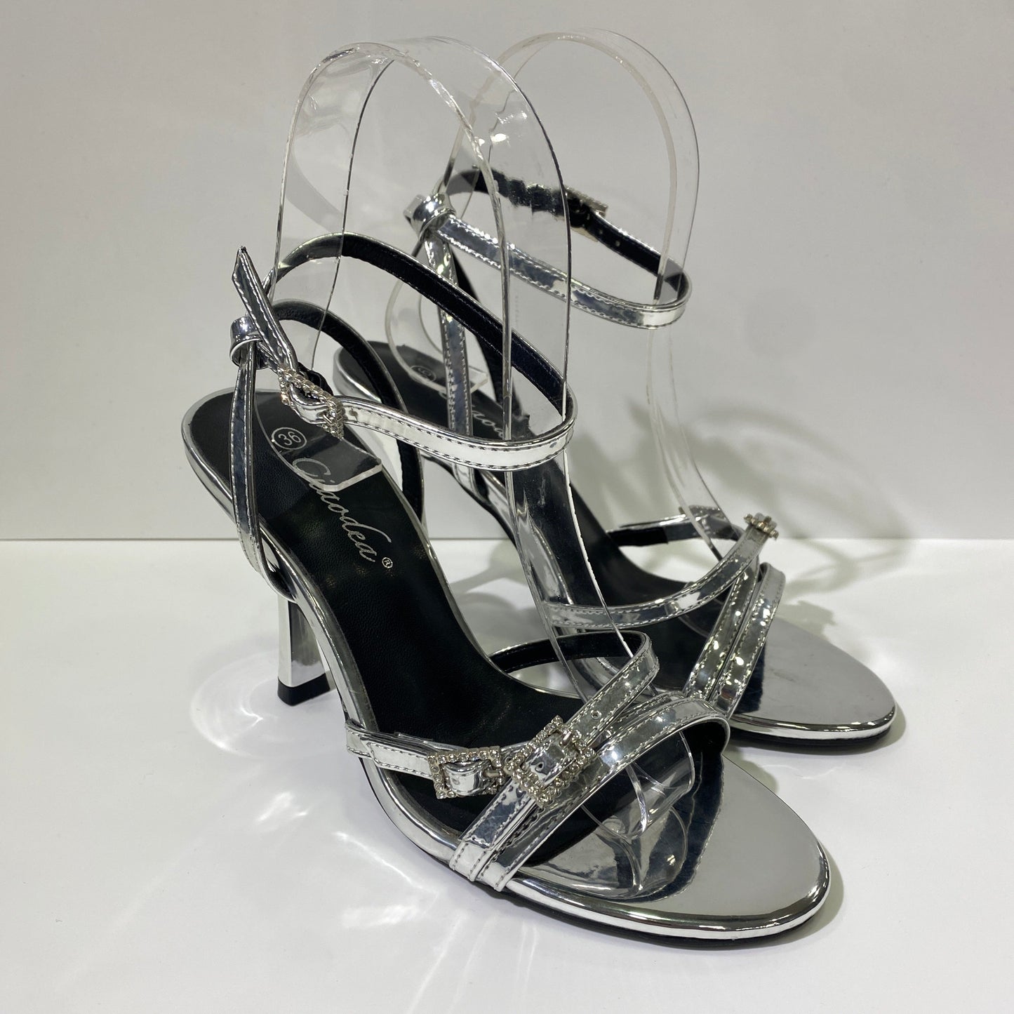 Sandali chiusura brillantini in vernice argento