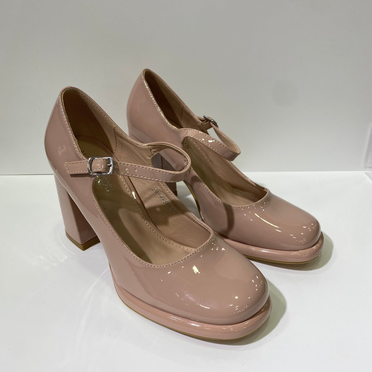 Décolleté in vernice rosa con punta quadrata