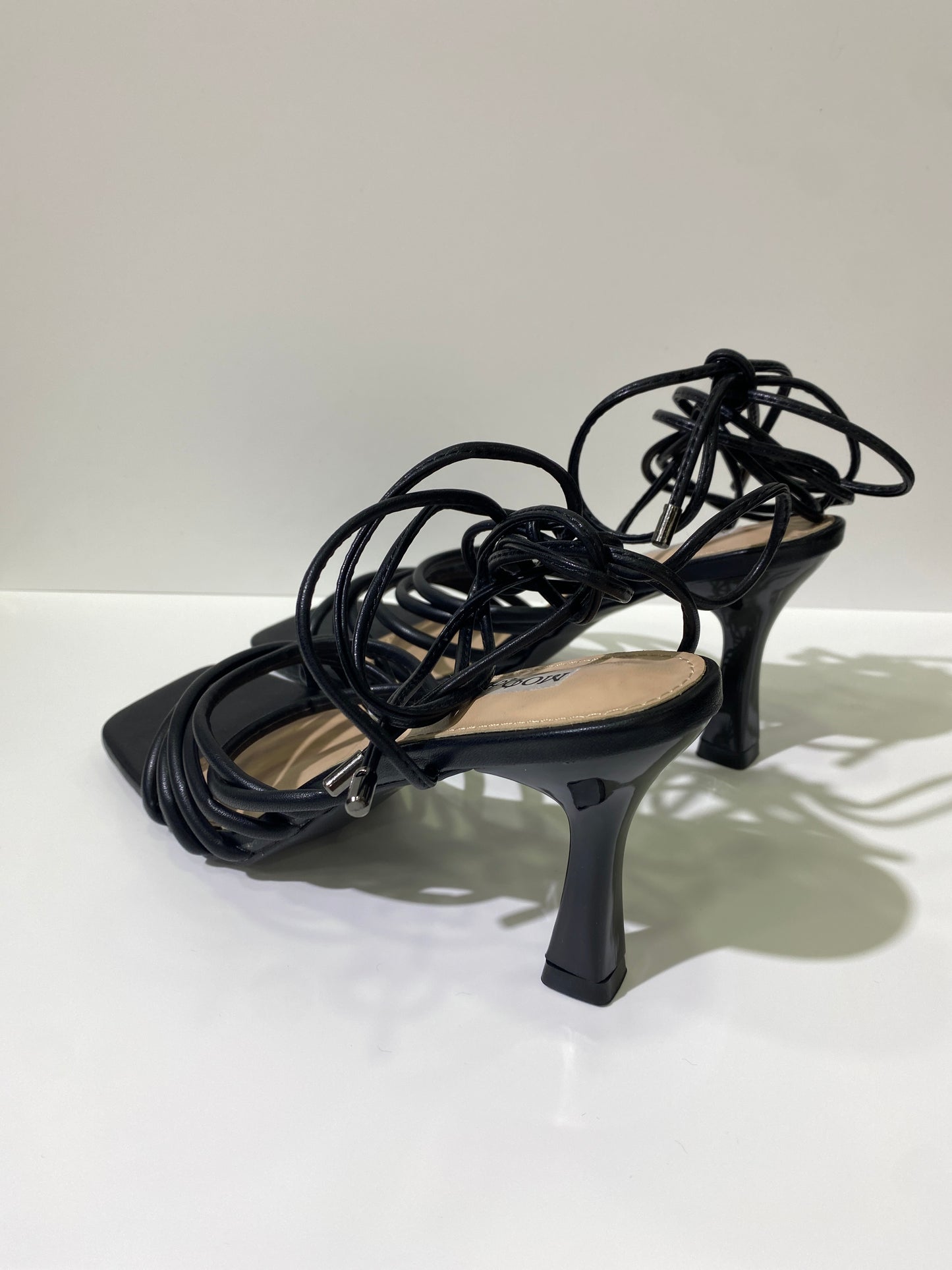 Sandali neri con fasce e lacci