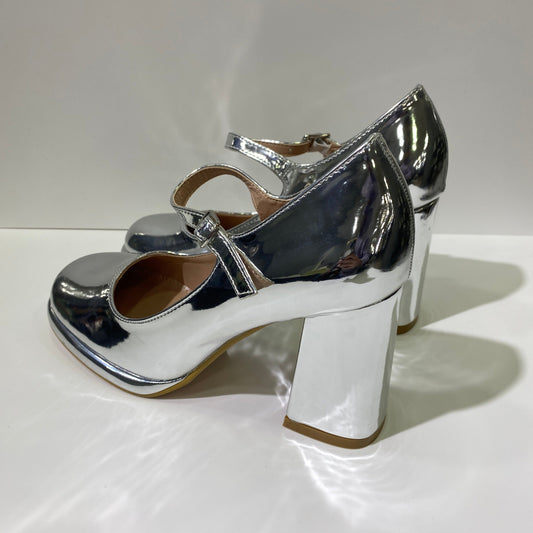 Décolleté in vernice argento con punta quadrata