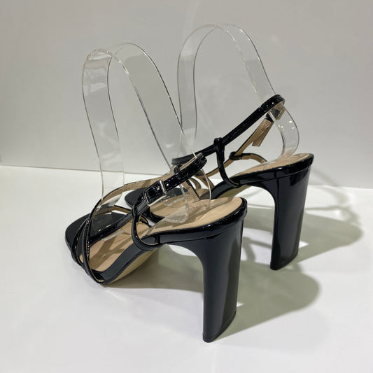 Sandali con tacco sottile in vernice nera