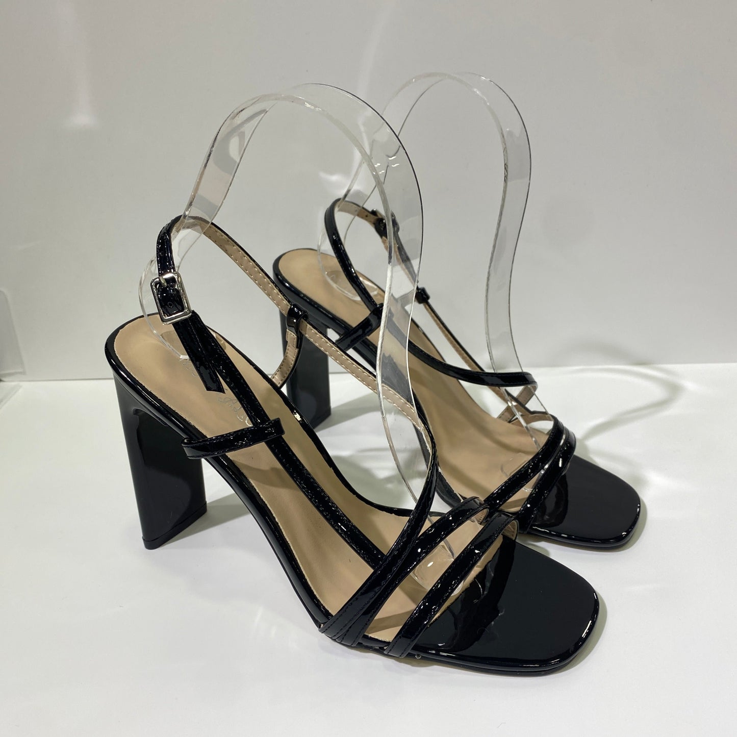 Sandali con tacco sottile in vernice nera