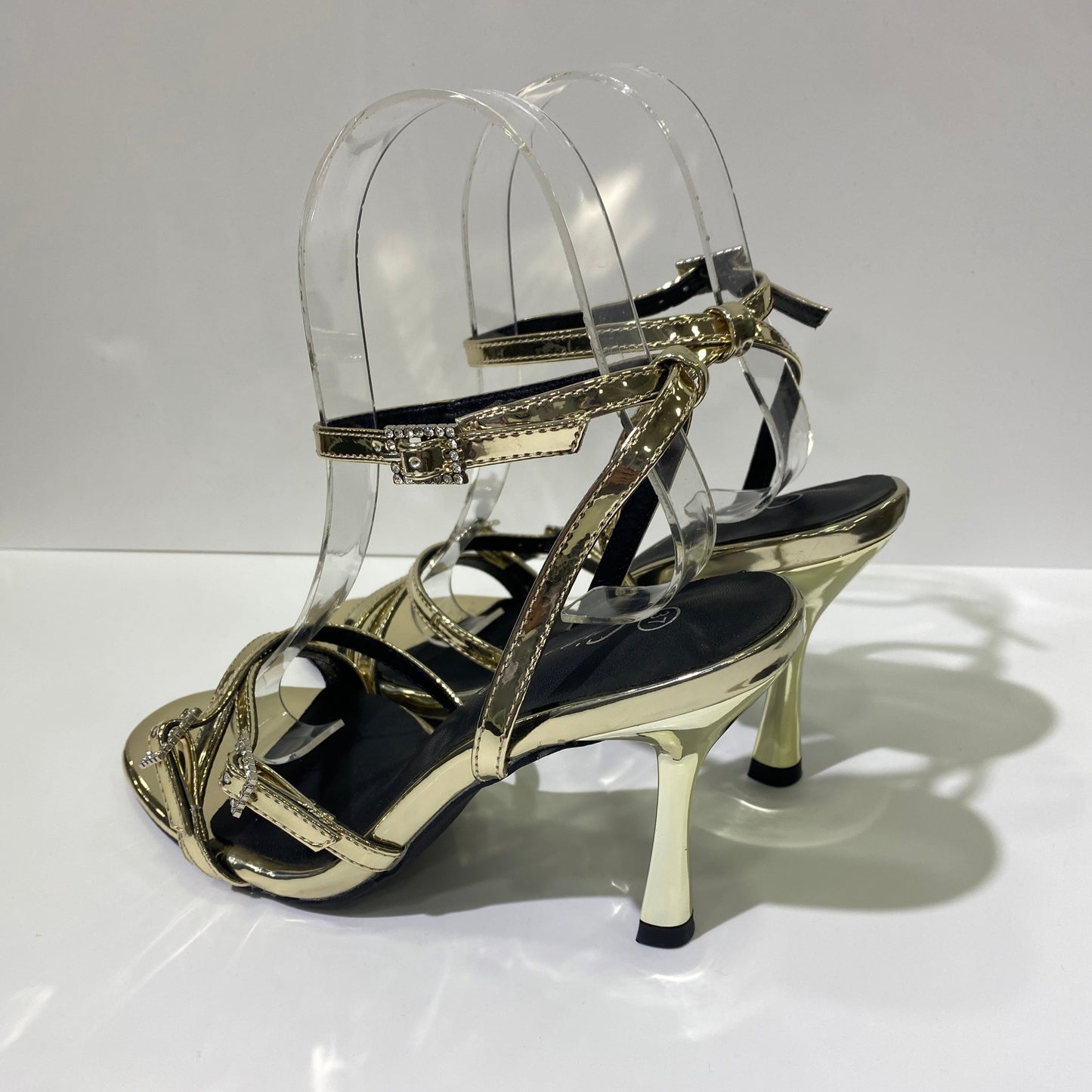 Sandali chiusura brillantini in vernice oro