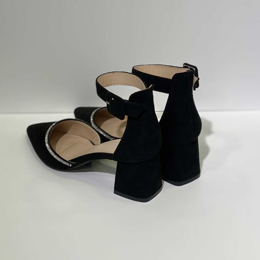 Vista posteriore di décolleté in camoscio nero con cinturino regolabile, tacco largo e finiture eleganti.