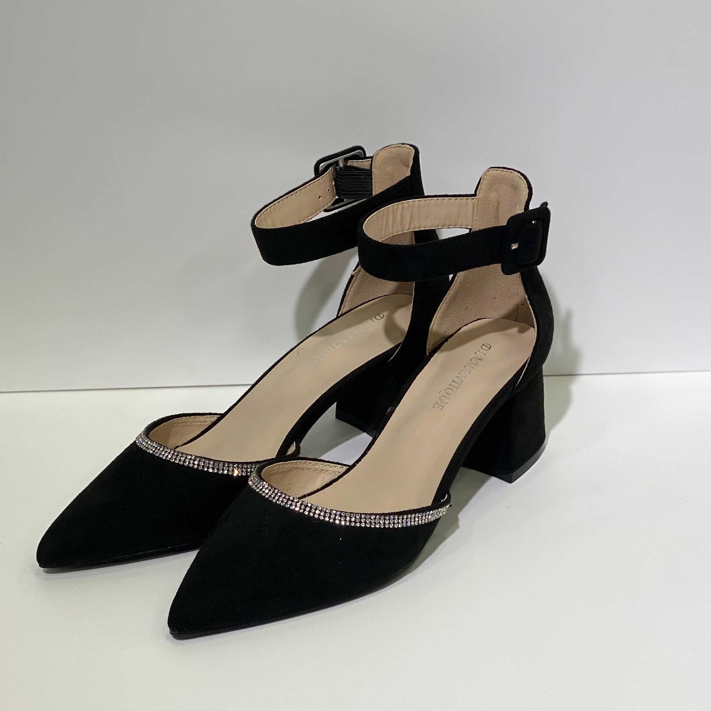 Scarpe décolleté eleganti in camoscio nero con cinturino alla caviglia, tacco largo e dettagli in strass.