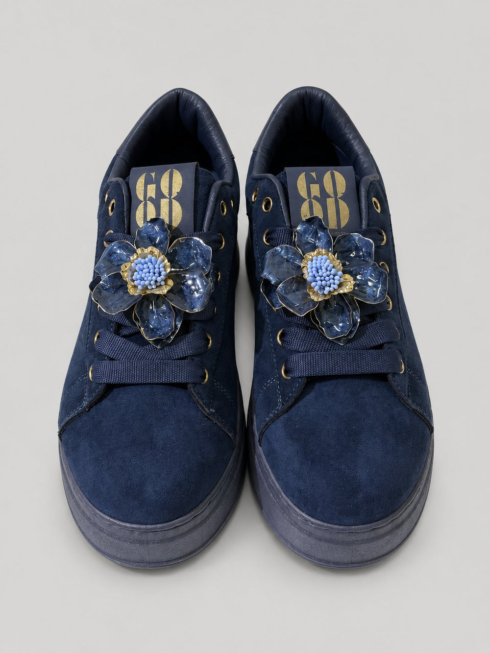 Sneakers NORA, colore blu, vista frontale dall’alto: punta arrotondata e lacci.