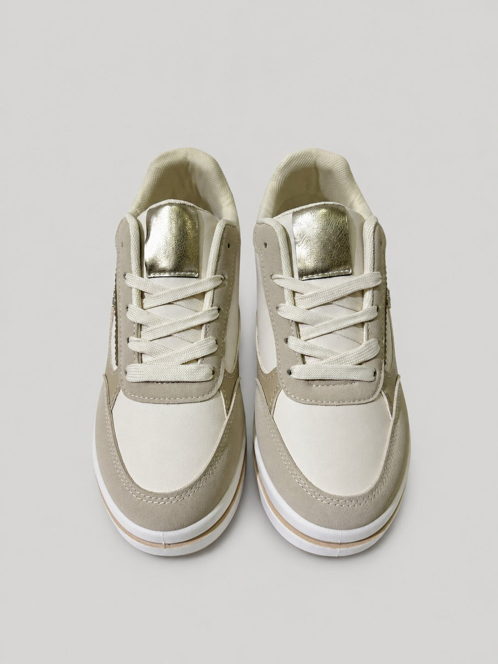 Sneakers TIA, colore beige, vista frontale dall’alto: punta arrotondata e lacci.