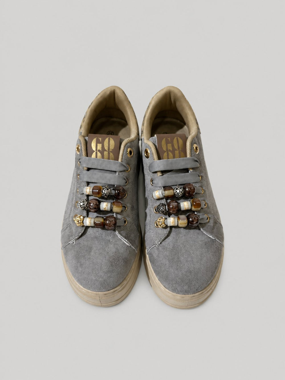 Sneakers NOVA, colore grigio, vista frontale dall’alto: punta arrotondata e lacci.