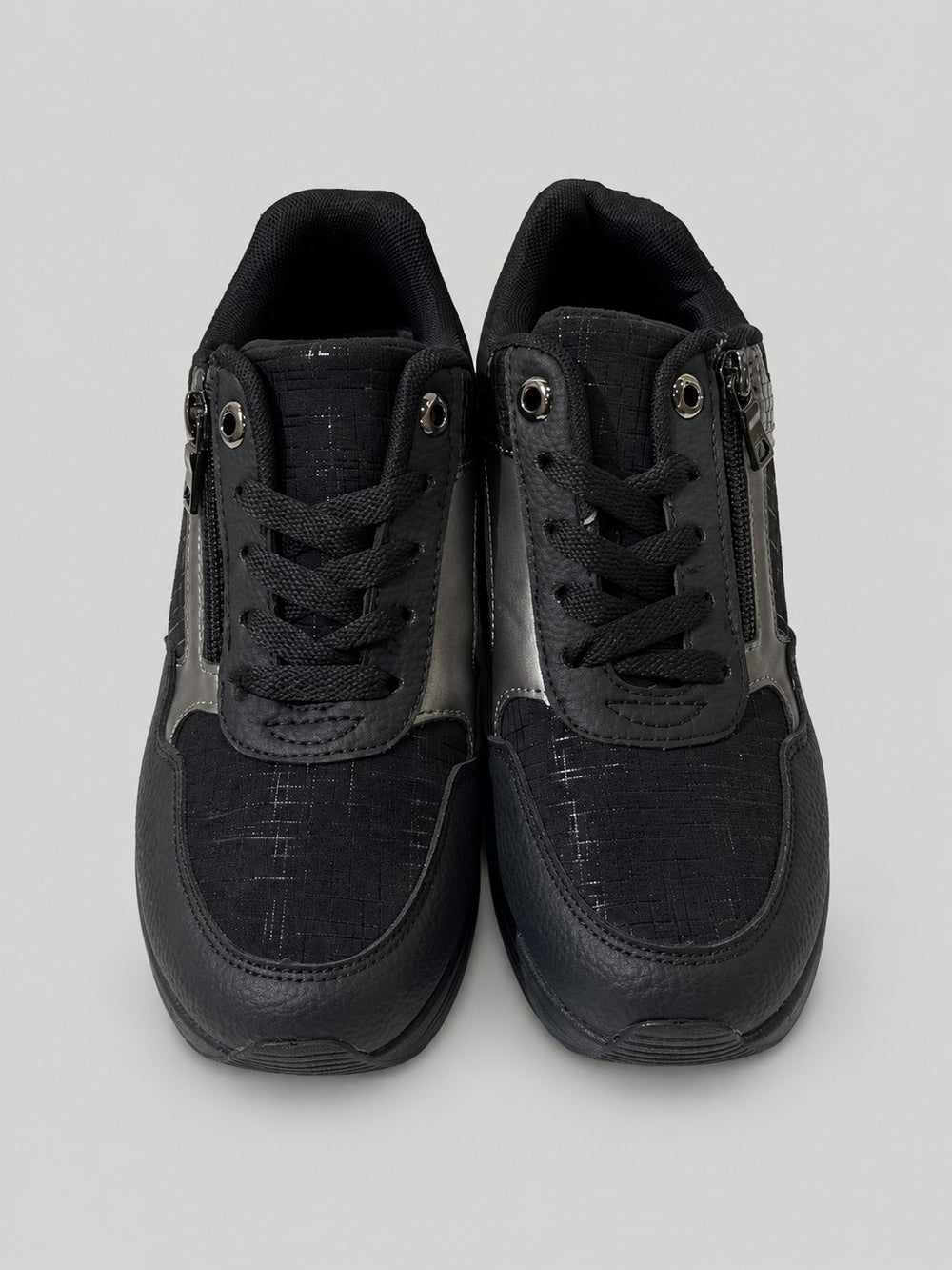 Sneakers NOLA, colore nero, vista frontale dall’alto: punta arrotondata e lacci.