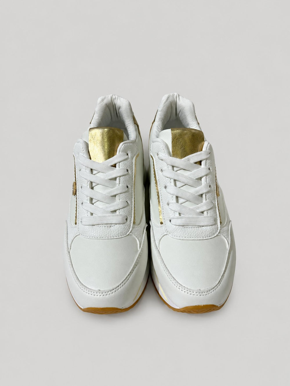 Sneakers ZARA, colore bianco, vista frontale dall’alto: punta arrotondata e lacci.
