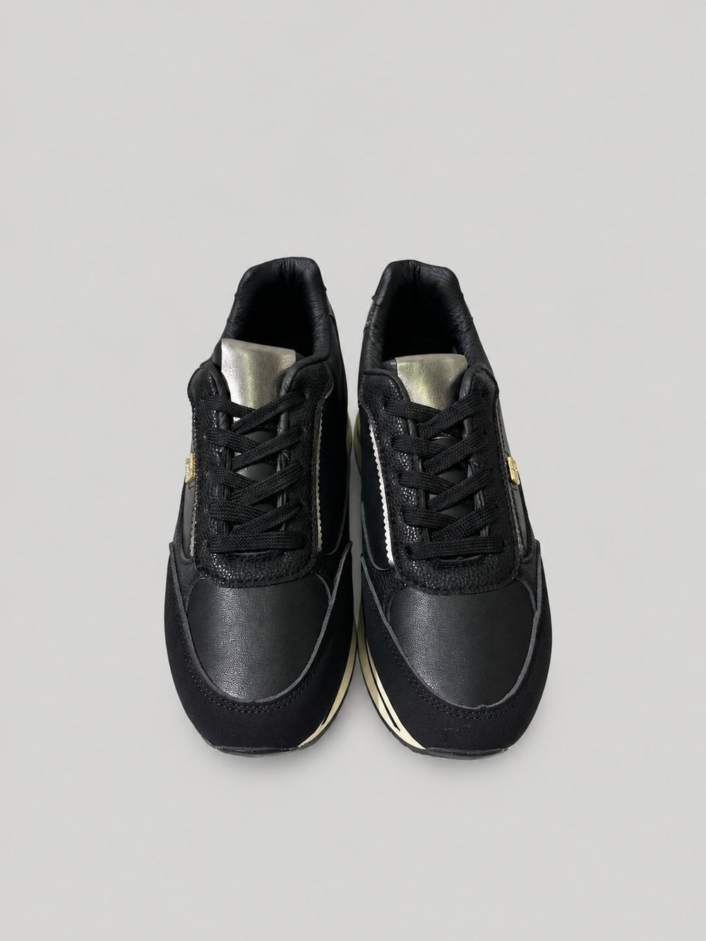 Sneakers ZARA, colore nero, vista frontale dall’alto: punta arrotondata e lacci.