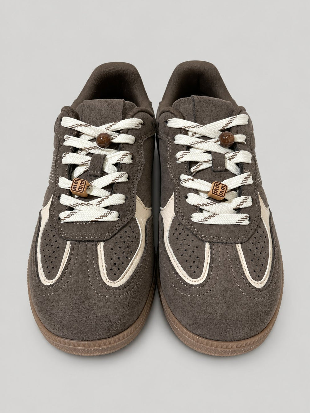 Sneakers ROSA, colore taupe, vista frontale dall’alto: punta arrotondata e lacci.