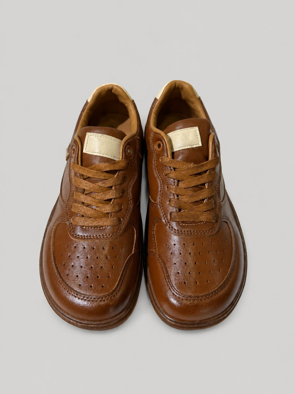 Sneakers UNA, colore marrone, vista frontale dall’alto: punta arrotondata e lacci.