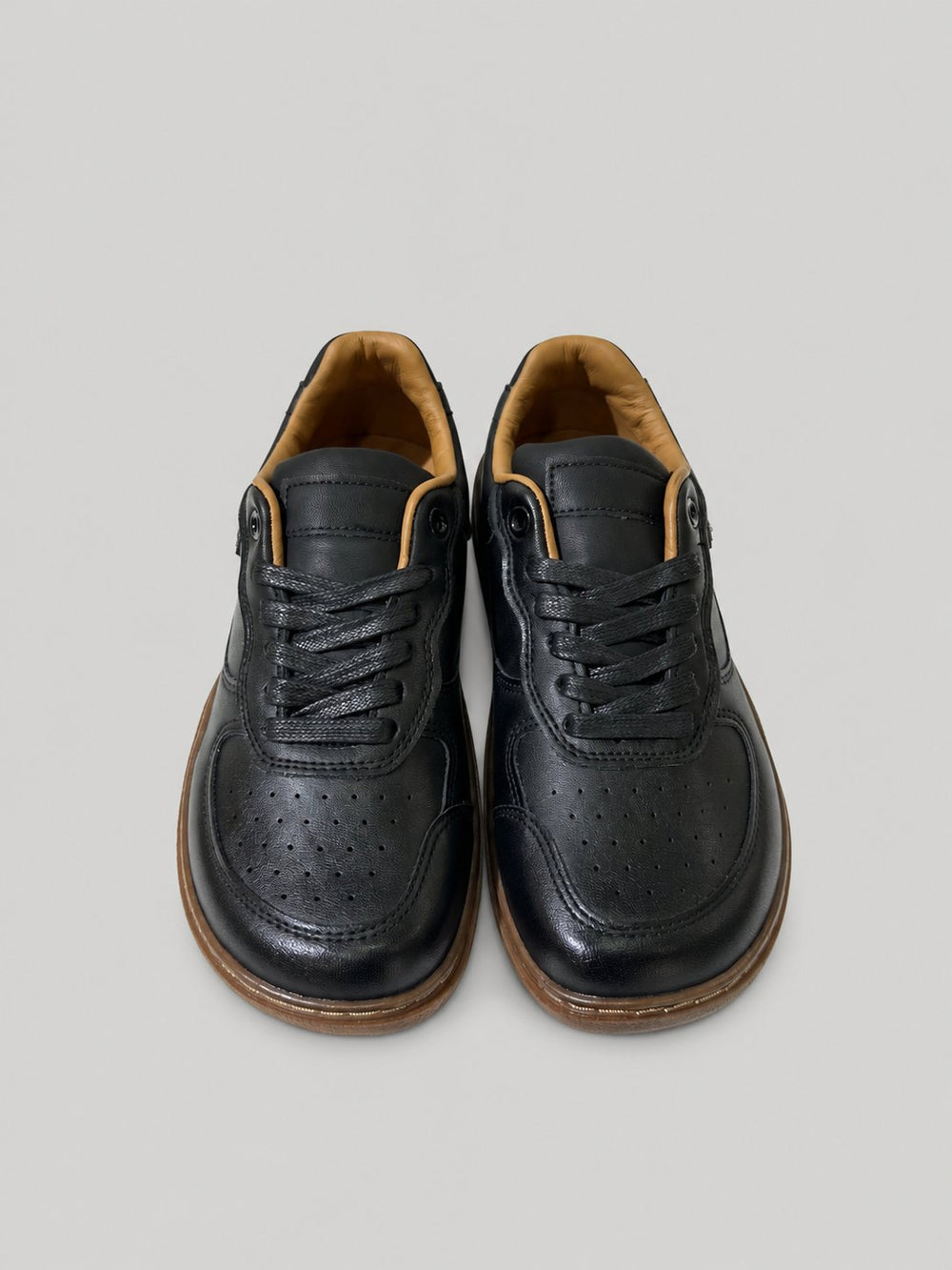 Sneakers UNA, colore nero, vista frontale dall’alto: punta arrotondata e lacci.