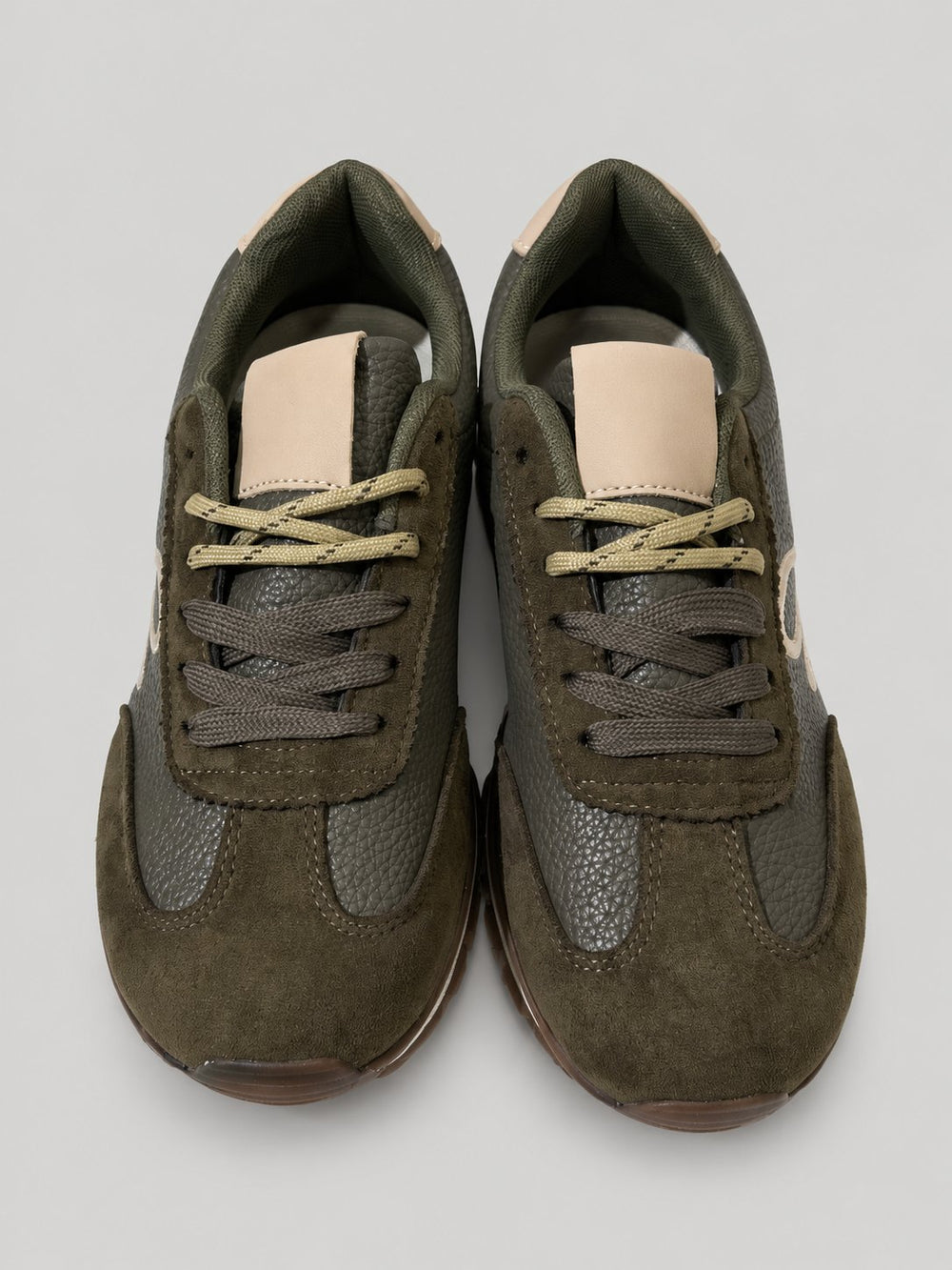 Sneakers DORA, colore verde, vista frontale dall’alto: punta arrotondata e lacci.