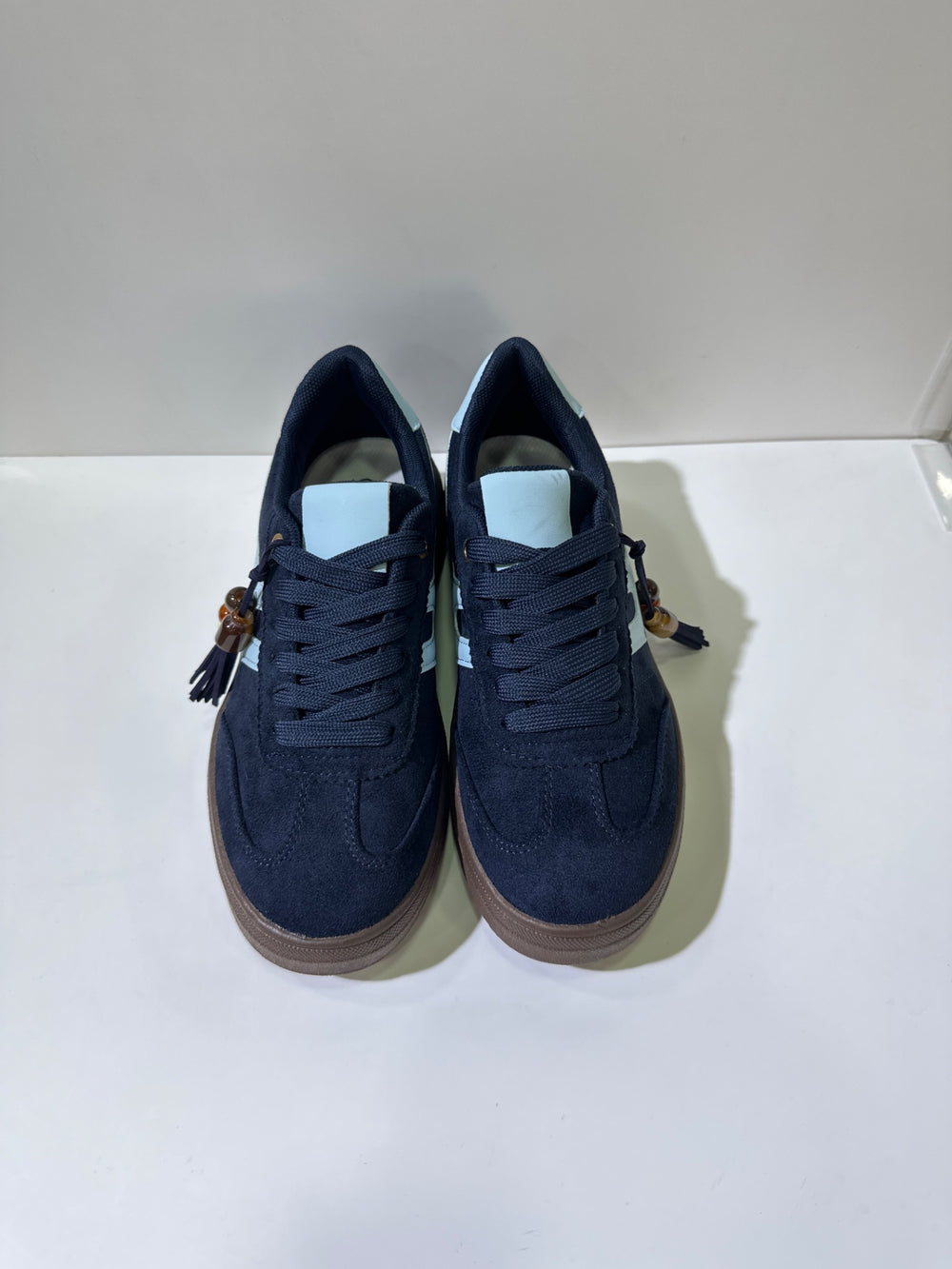 Sneakers EMI, colore blu, vista frontale dall’alto: punta arrotondata e lacci.