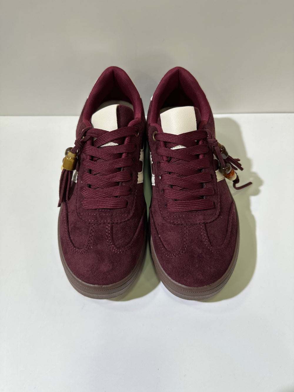 Sneakers EMI, colore rosso, vista frontale dall’alto: punta arrotondata e lacci.