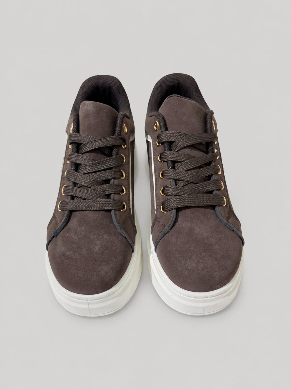 Sneakers ALLEGRA, colore marrone, vista frontale dall’alto: punta arrotondata e lacci.