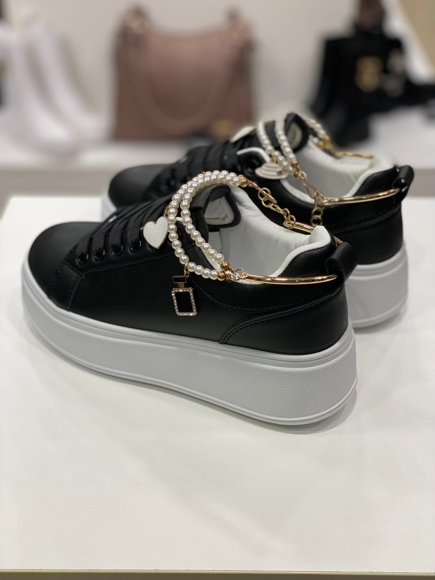 GIULIETTA - sneakers nere con decorazioni di perle e dettagli dorati