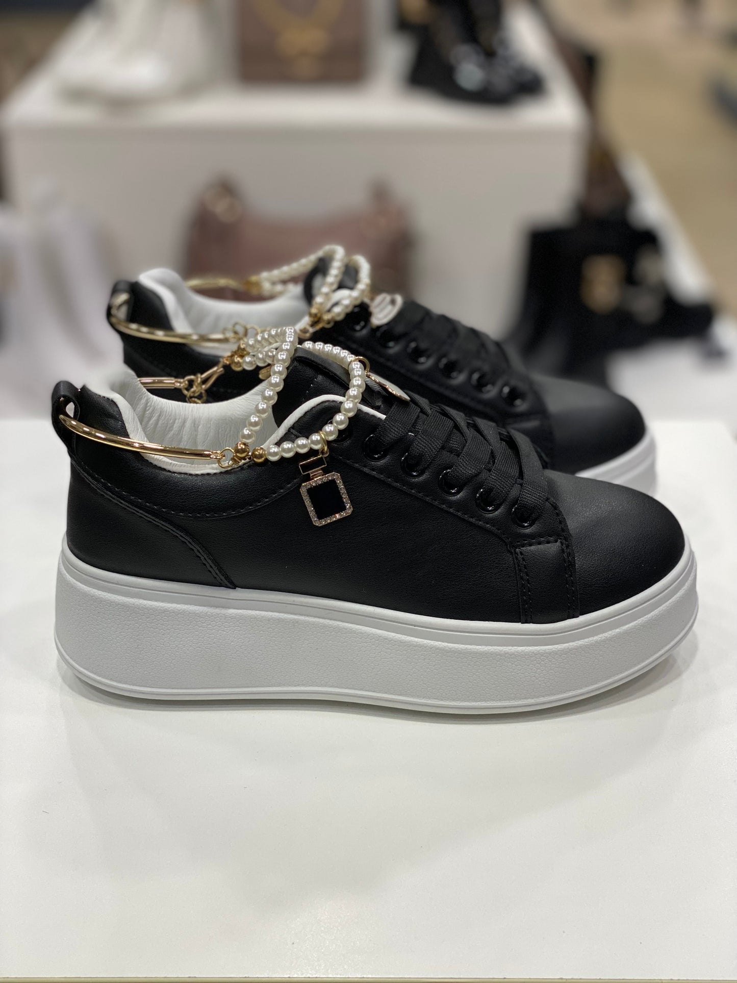 GIULIETTA - sneakers nere con decorazioni di perle e dettagli dorati