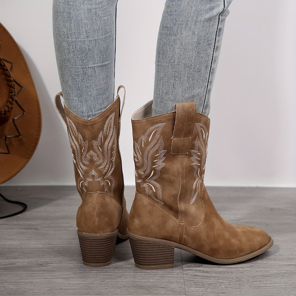 Stivale texano con ricamo floreale – slip‑on, tacco medio