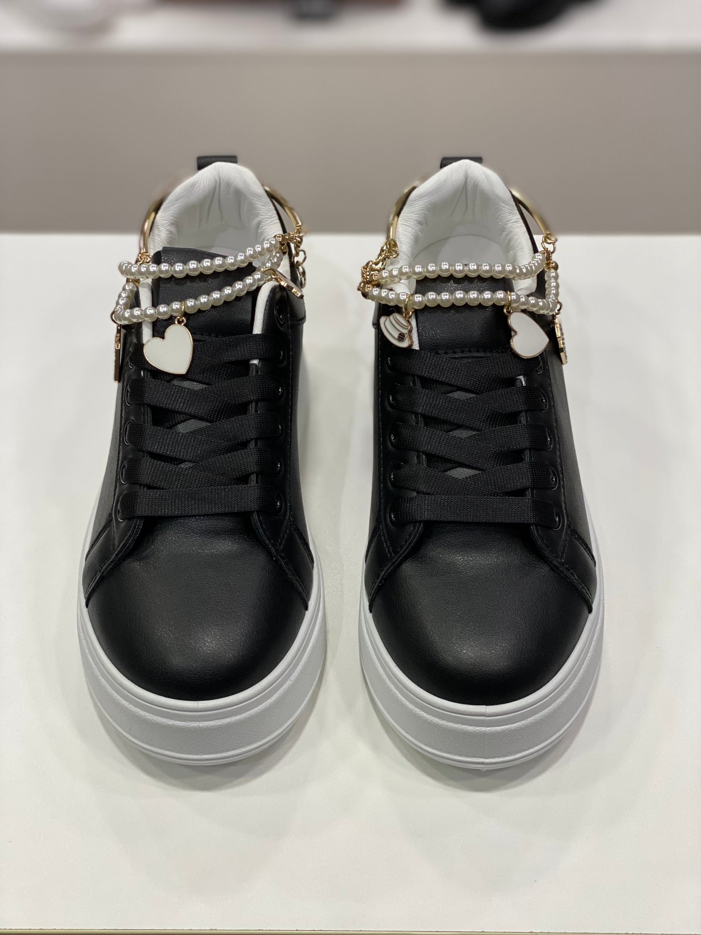 GIULIETTA - sneakers nere con decorazioni di perle e dettagli dorati