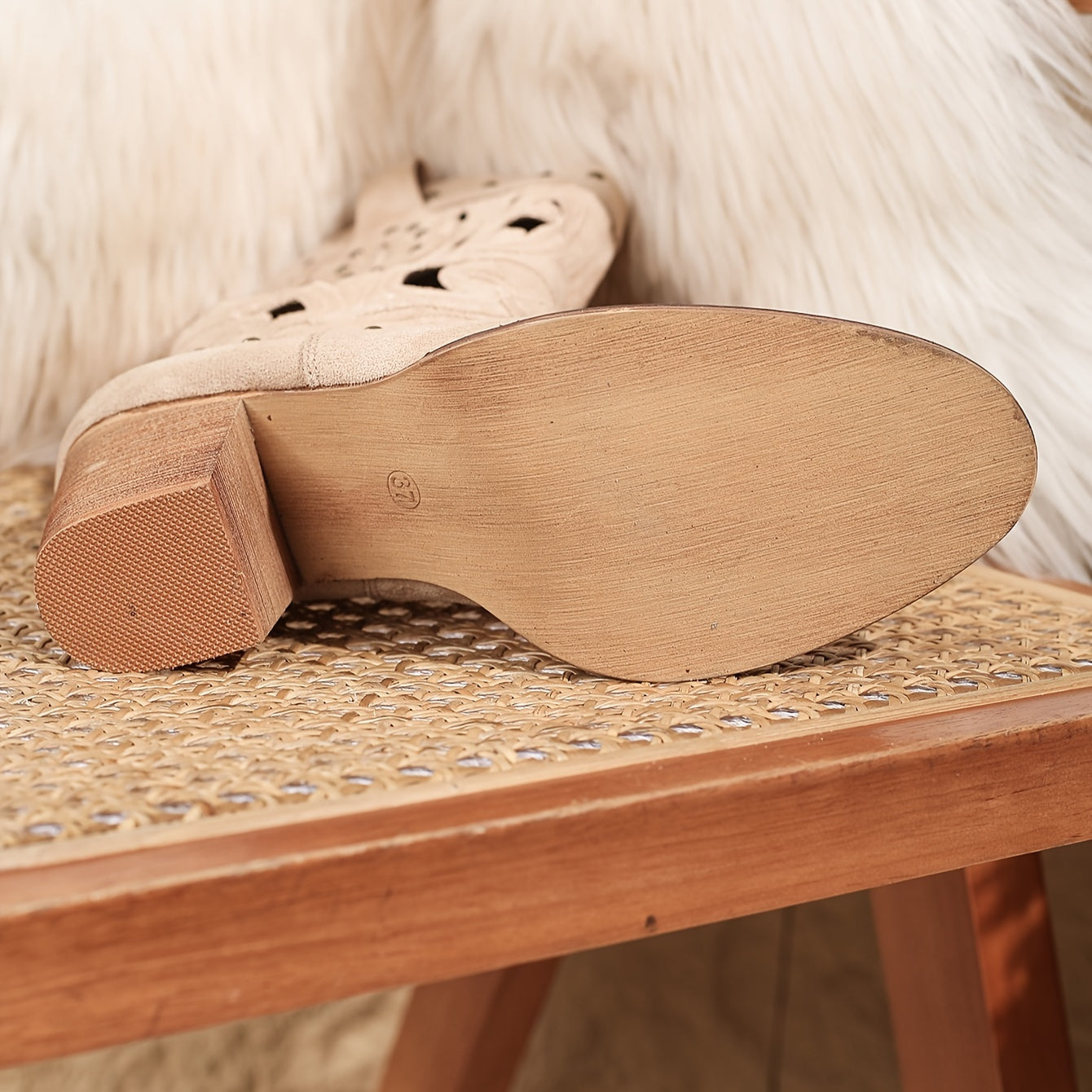 Stivale texano beige con ricamo a V – tacco block