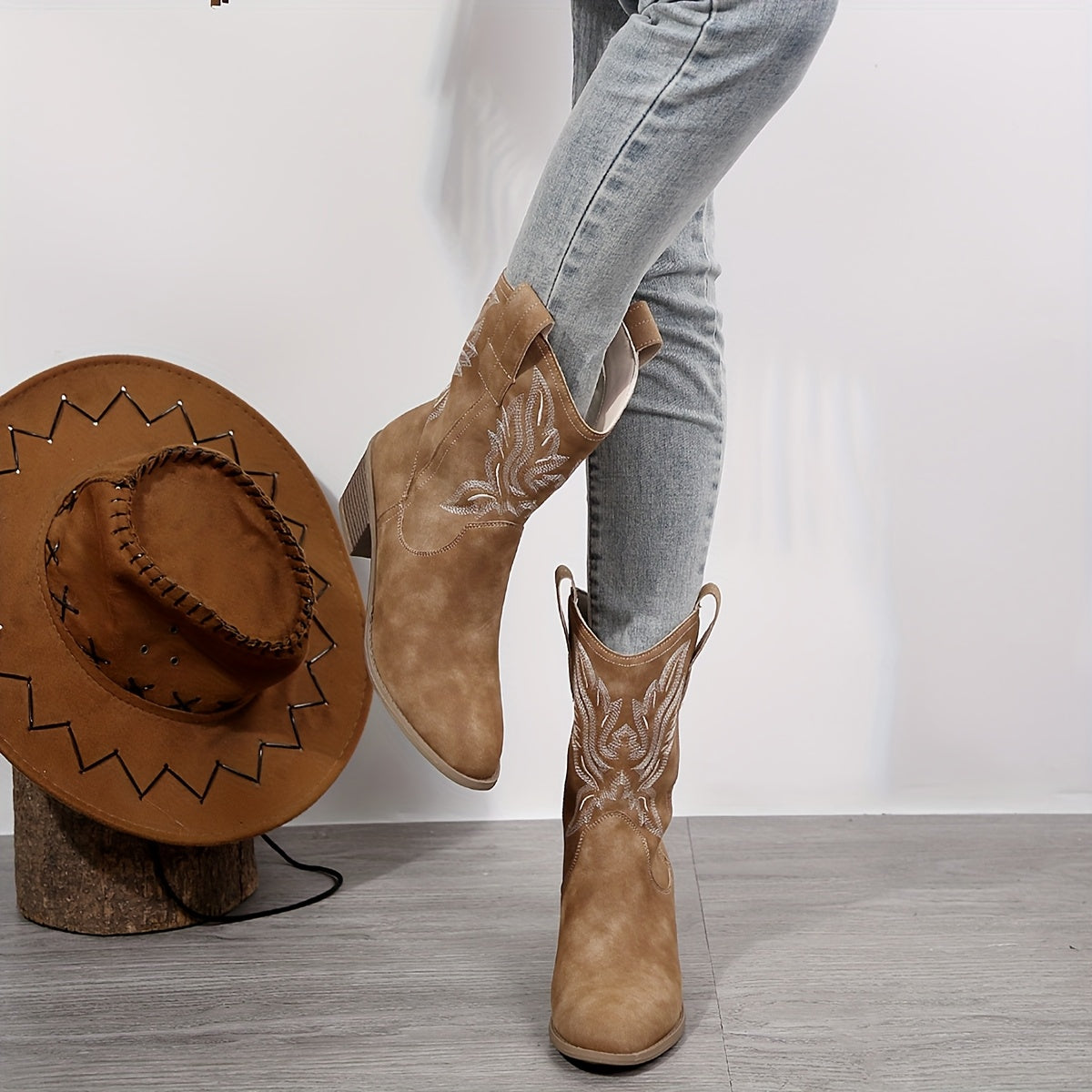 Stivale texano con ricamo floreale – slip‑on, tacco medio