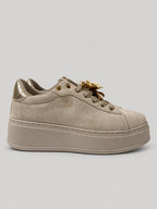 Sneakers NORA, colore sabbia, vista laterale: finitura effetto scamosciato, suola platform.