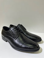 Scarpe stringate da uomo VERONICA, colore nero, vista di tre quarti: punta arrotondata e finitura liscia e texturizzata.