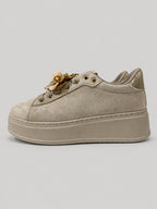 Sneakers NORA, colore sabbia, vista del lato opposto: finitura effetto scamosciato, suola platform.