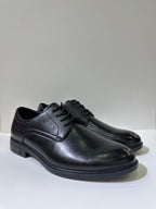 Scarpe stringate da uomo CATERINA, colore nero, vista di tre quarti: punta arrotondata e finitura liscia.