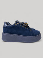 Sneakers NORA, colore blu, vista laterale: finitura effetto scamosciato, suola platform.