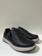 Sneakers da uomo SABRINA, colore nero, vista di tre quarti: punta arrotondata e finitura liscia.