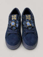 Sneakers NORA, colore blu, vista frontale dall’alto: punta arrotondata e lacci.