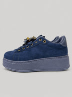 Sneakers NORA, colore blu, vista del lato opposto: finitura effetto scamosciato, suola platform.