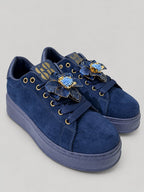 Sneakers NORA, colore blu, vista di tre quarti: punta arrotondata e finitura effetto scamosciato.