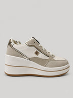 Sneakers TIA, colore beige, vista laterale: finitura con pannelli a contrasto, suola platform.