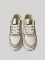 Sneakers TIA, colore beige, vista frontale dall’alto: punta arrotondata e lacci.