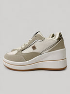 Sneakers TIA, colore beige, vista del lato opposto: finitura con pannelli a contrasto, suola platform.