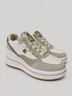 Sneakers TIA, colore beige, vista di tre quarti: punta arrotondata e finitura con pannelli a contrasto.