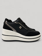 Sneakers TIA, colore nero, vista laterale: finitura con pannelli a contrasto, suola platform.