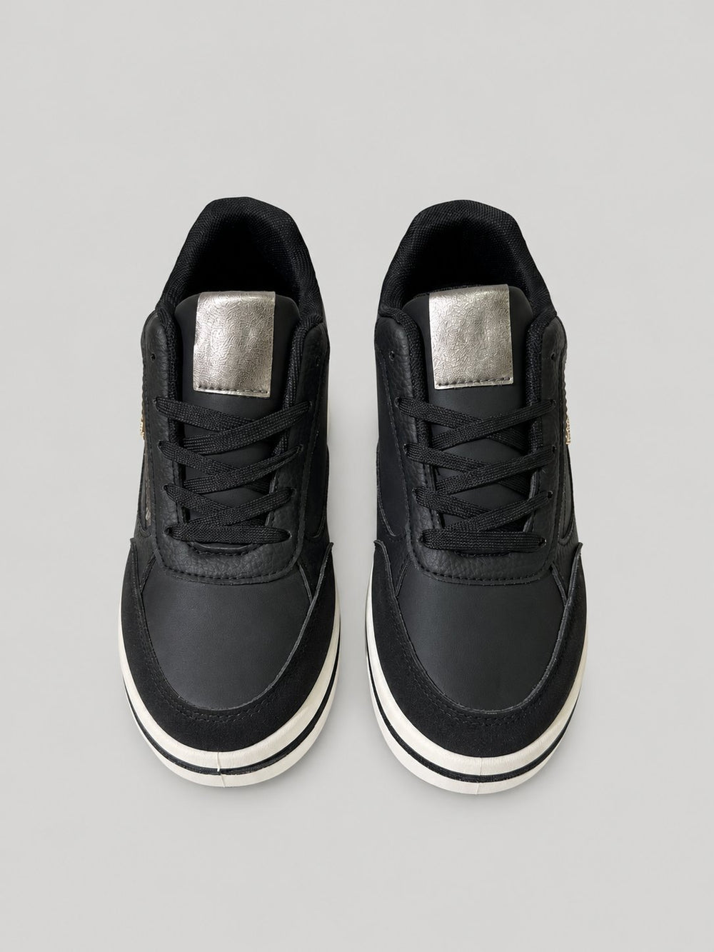 Sneakers TIA, colore nero, vista frontale dall’alto: punta arrotondata e lacci.