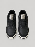 Sneakers TIA, colore nero, vista frontale dall’alto: punta arrotondata e lacci.