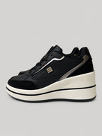 Sneakers TIA, colore nero, vista del lato opposto: finitura con pannelli a contrasto, suola platform.